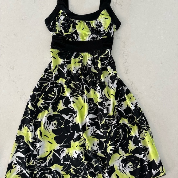 Beautiful knee length La Belle Dress size small - Picture 3 of 6